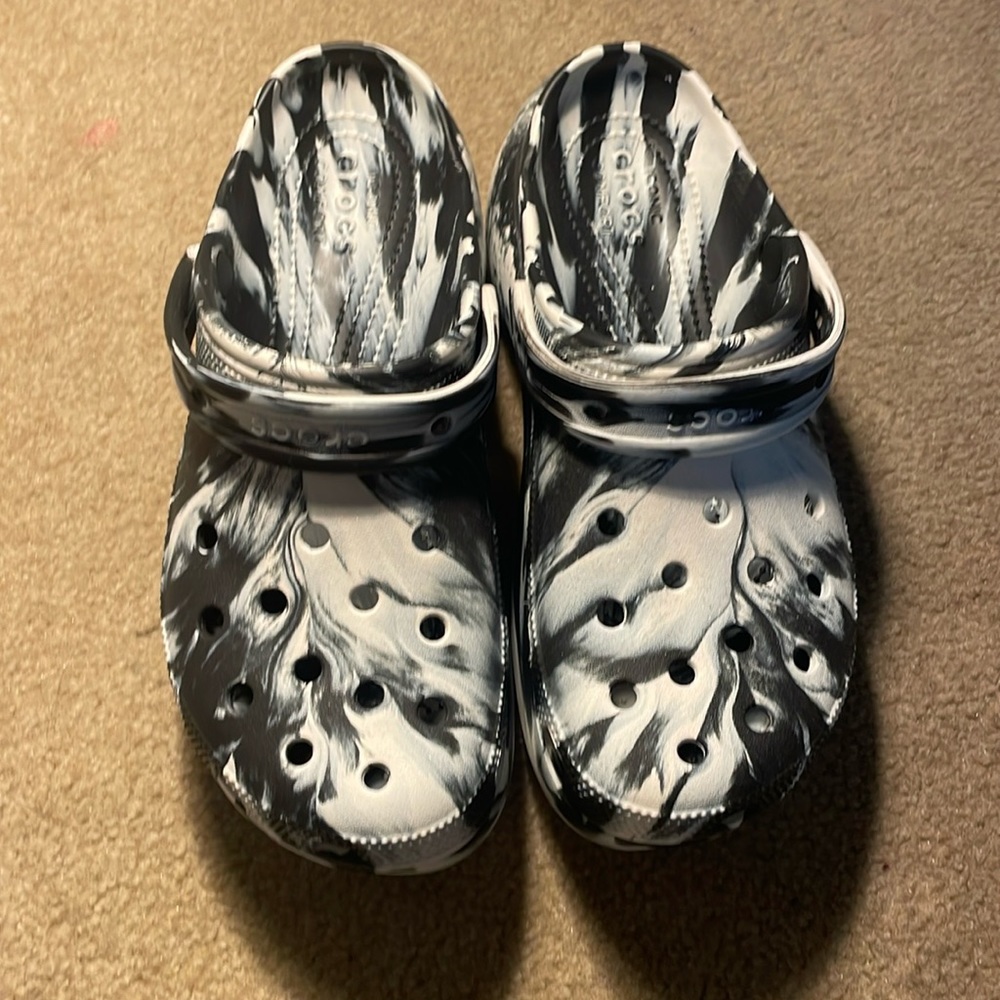 Marble black & white crocs